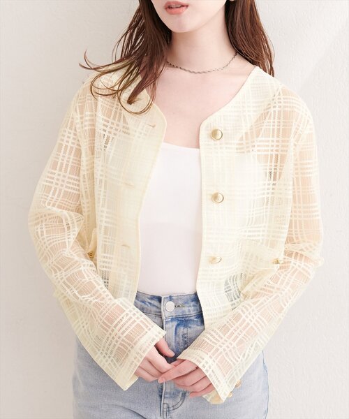 natural couture(ナチュラルクチュール)の「シアーチェックノーカラーショートジャケット(ノーカラージャケット・レディース・ライトベージュ/オフホワイト/ブラック・FREE)」の5枚目の写真