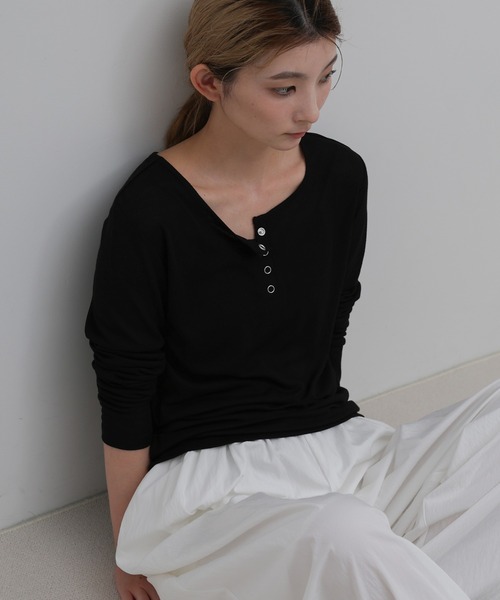 select MOCA（セレクトモカ）の「シアーヘンリーネックロンT（Tシャツ/カットソー・レディース・ホワイト/ブラウン/グレー/ブラック・FREE）」の3枚目の写真