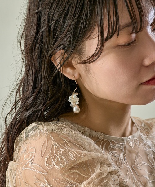 Kana(カナ)の「パールフラワードロップボリュームウェーブピアス パーティー 結婚式 お呼ばれ オケージョン(ピアス(両耳用)・レディース・シルバー/ゴールド・フリー)」の13枚目の写真