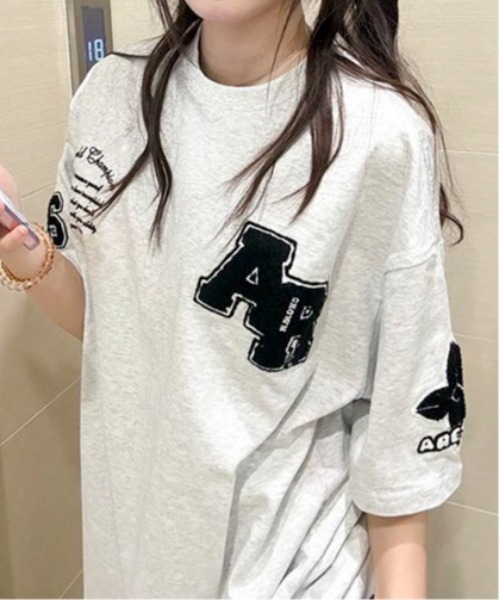 SHEPP(シープ)の「【UNISEX】ビッグシルエット カレッジロゴプリント半袖Tシャツ(Tシャツ/カットソー・レディース・ライトグレー/ブラック・M/L)」の1枚目の写真