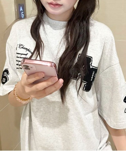 SHEPP(シープ)の「【UNISEX】ビッグシルエット カレッジロゴプリント半袖Tシャツ(Tシャツ/カットソー・レディース・ライトグレー/ブラック・M/L)」の3枚目の写真