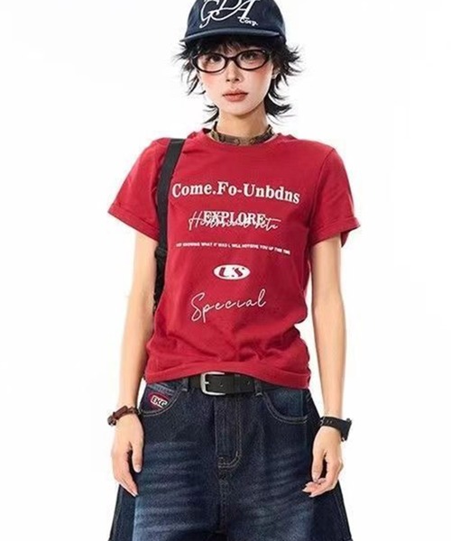 AsheKsha(アシクシャ)の「ヴィンテージ風レッドレタープリントTシャツ(Tシャツ/カットソー・レディース・レッド・M)」の1枚目の写真