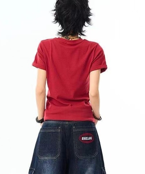 AsheKsha(アシクシャ)の「ヴィンテージ風レッドレタープリントTシャツ(Tシャツ/カットソー・レディース・レッド・M)」の2枚目の写真