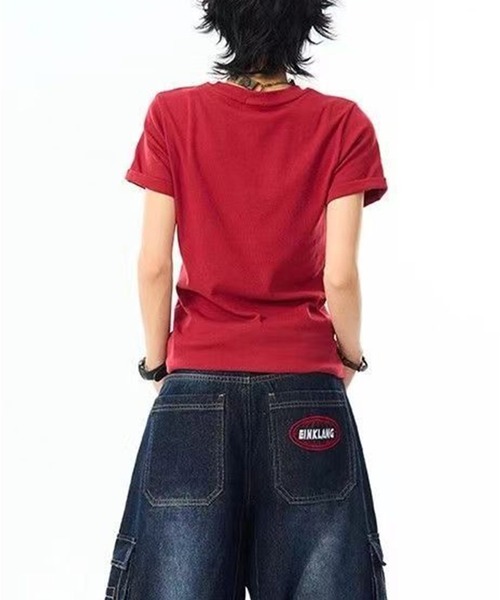 AsheKsha(アシクシャ)の「ヴィンテージ風レッドレタープリントTシャツ(Tシャツ/カットソー・レディース・レッド・M)」の4枚目の写真