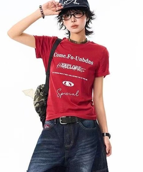 AsheKsha(アシクシャ)の「ヴィンテージ風レッドレタープリントTシャツ(Tシャツ/カットソー・レディース・レッド・M)」の5枚目の写真
