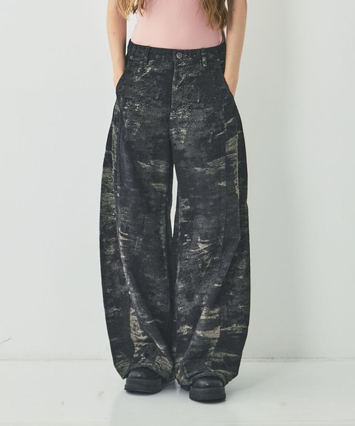 TAAKK(ターク)の「DENIM CURVED PANTS(デニムパンツ・レディース・レッド/ブルー/グレー・2/1)」の2枚目の写真