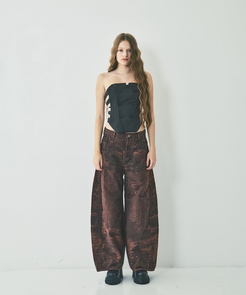 TAAKK(ターク)の「DENIM CURVED PANTS(デニムパンツ・レディース・レッド/ブルー/グレー・2/1)」の1枚目の写真
