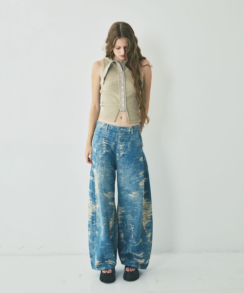 TAAKK(ターク)の「DENIM CURVED PANTS(デニムパンツ・レディース・レッド/ブルー/グレー・2/1)」の3枚目の写真