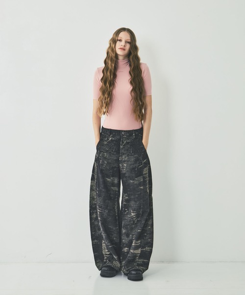 TAAKK(ターク)の「DENIM CURVED PANTS(デニムパンツ・レディース・レッド/ブルー/グレー・2/1)」の4枚目の写真