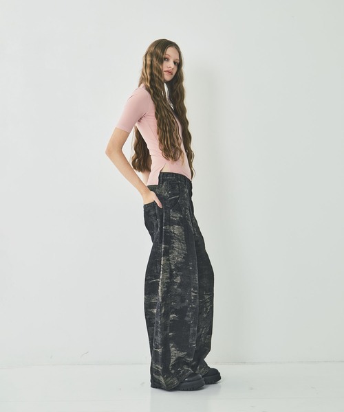 TAAKK(ターク)の「DENIM CURVED PANTS(デニムパンツ・レディース・レッド/ブルー/グレー・2/1)」の5枚目の写真