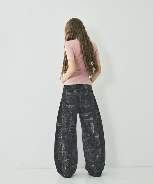 TAAKK(ターク)の「DENIM CURVED PANTS(デニムパンツ・レディース・レッド/ブルー/グレー・2/1)」の6枚目の写真