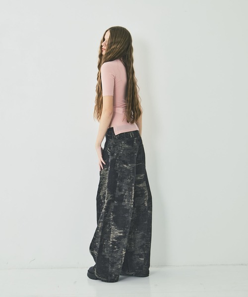 TAAKK(ターク)の「DENIM CURVED PANTS(デニムパンツ・レディース・レッド/ブルー/グレー・2/1)」の7枚目の写真