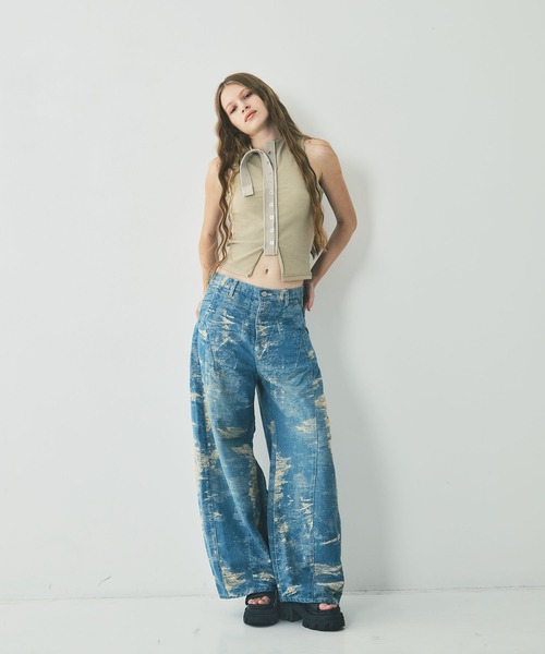 TAAKK(ターク)の「DENIM CURVED PANTS(デニムパンツ・レディース・レッド/ブルー/グレー・2/1)」の8枚目の写真
