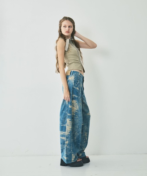 TAAKK(ターク)の「DENIM CURVED PANTS(デニムパンツ・レディース・レッド/ブルー/グレー・2/1)」の9枚目の写真