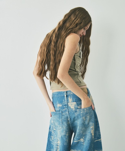 TAAKK(ターク)の「DENIM CURVED PANTS(デニムパンツ・レディース・レッド/ブルー/グレー・2/1)」の10枚目の写真