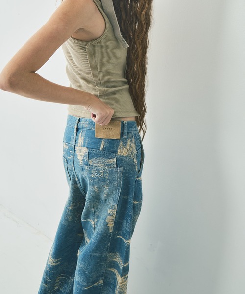 TAAKK(ターク)の「DENIM CURVED PANTS(デニムパンツ・レディース・レッド/ブルー/グレー・2/1)」の11枚目の写真