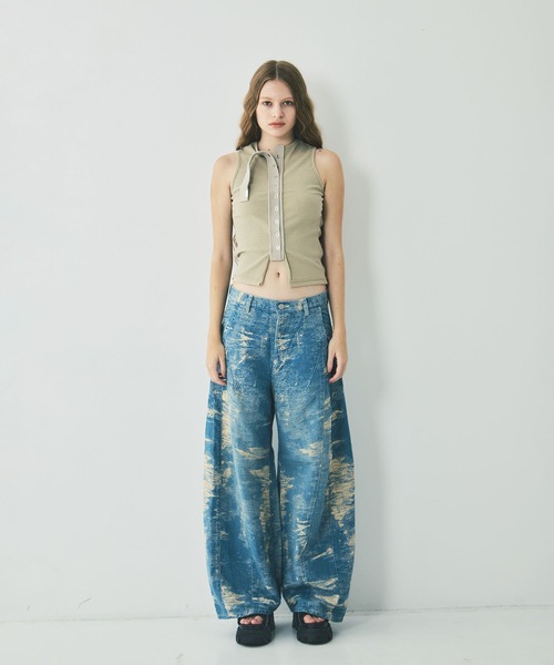 TAAKK(ターク)の「DENIM CURVED PANTS(デニムパンツ・レディース・レッド/ブルー/グレー・2/1)」の12枚目の写真