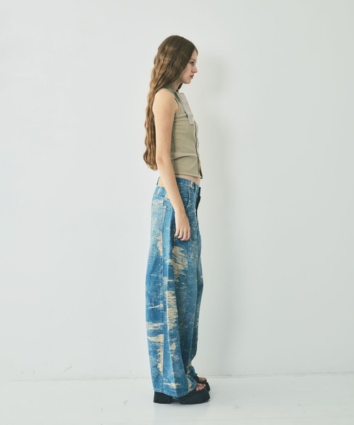 TAAKK(ターク)の「DENIM CURVED PANTS(デニムパンツ・レディース・レッド/ブルー/グレー・2/1)」の13枚目の写真
