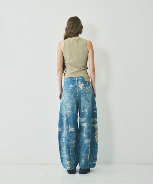TAAKK(ターク)の「DENIM CURVED PANTS(デニムパンツ・レディース・レッド/ブルー/グレー・2/1)」の14枚目の写真