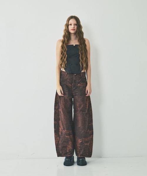 TAAKK(ターク)の「DENIM CURVED PANTS(デニムパンツ・レディース・レッド/ブルー/グレー・2/1)」の19枚目の写真