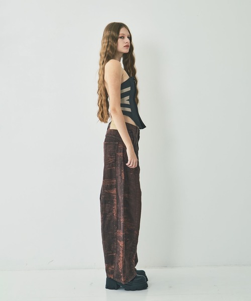 TAAKK(ターク)の「DENIM CURVED PANTS(デニムパンツ・レディース・レッド/ブルー/グレー・2/1)」の20枚目の写真
