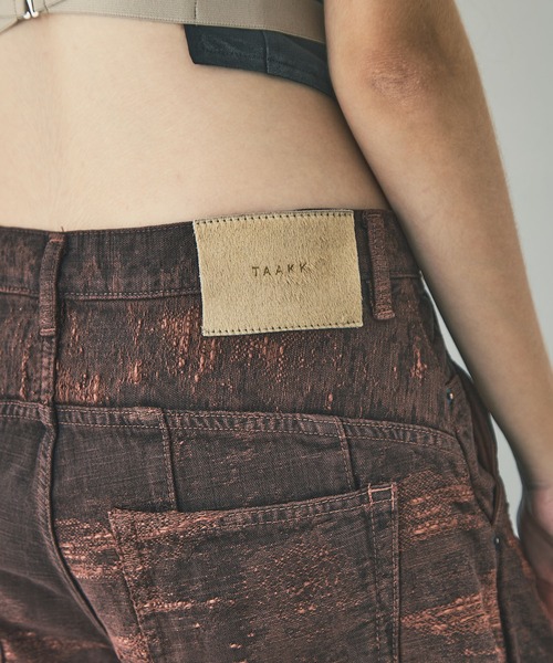 TAAKK(ターク)の「DENIM CURVED PANTS(デニムパンツ・レディース・レッド/ブルー/グレー・2/1)」の17枚目の写真