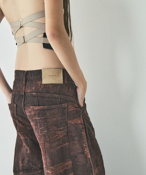 TAAKK(ターク)の「DENIM CURVED PANTS(デニムパンツ・レディース・レッド/ブルー/グレー・2/1)」の18枚目の写真
