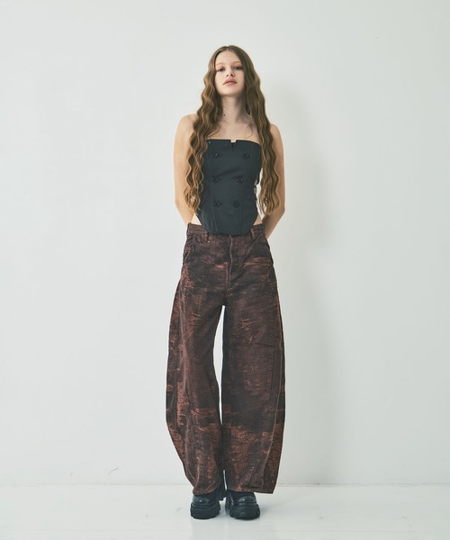 TAAKK(ターク)の「DENIM CURVED PANTS(デニムパンツ・レディース・レッド/ブルー/グレー・2/1)」の15枚目の写真