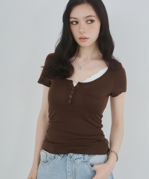 ENVYM(アンビー)の「カットオフヘンリーネックシアートップス(Tシャツ/カットソー・レディース・ブラウン/ホワイト/ブラック・FREE)」の1枚目の写真