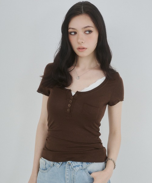 ENVYM(アンビー)の「カットオフヘンリーネックシアートップス(Tシャツ/カットソー・レディース・ブラウン/ホワイト/ブラック・FREE)」の6枚目の写真