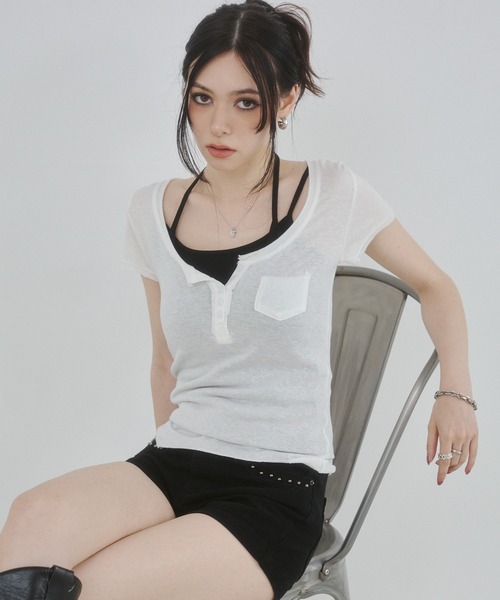 ENVYM(アンビー)の「カットオフヘンリーネックシアートップス(Tシャツ/カットソー・レディース・ブラウン/ホワイト/ブラック・FREE)」の9枚目の写真