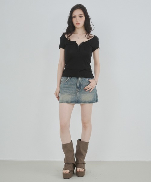 ENVYM(アンビー)の「カットオフヘンリーネックシアートップス(Tシャツ/カットソー・レディース・ブラウン/ホワイト/ブラック・FREE)」の13枚目の写真