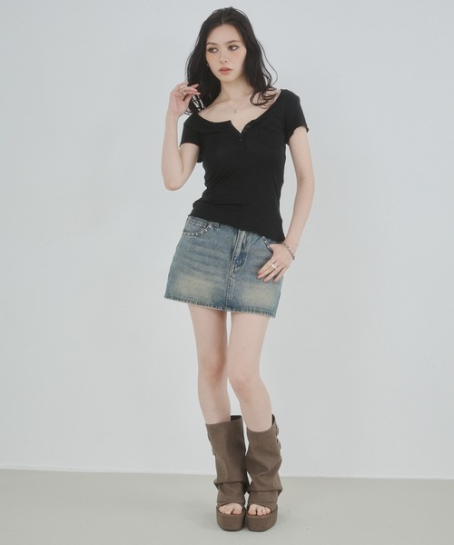 ENVYM(アンビー)の「カットオフヘンリーネックシアートップス(Tシャツ/カットソー・レディース・ブラウン/ホワイト/ブラック・FREE)」の4枚目の写真