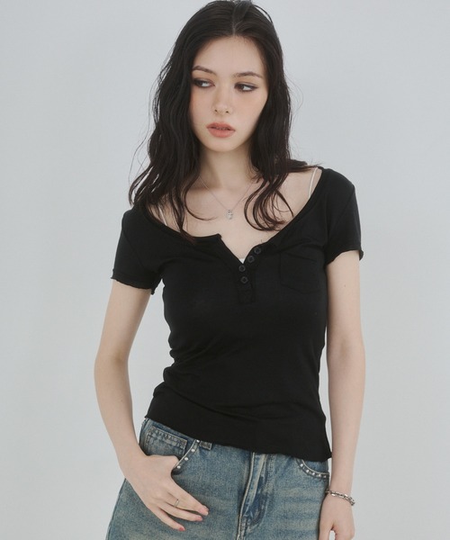 ENVYM(アンビー)の「カットオフヘンリーネックシアートップス(Tシャツ/カットソー・レディース・ブラウン/ホワイト/ブラック・FREE)」の11枚目の写真