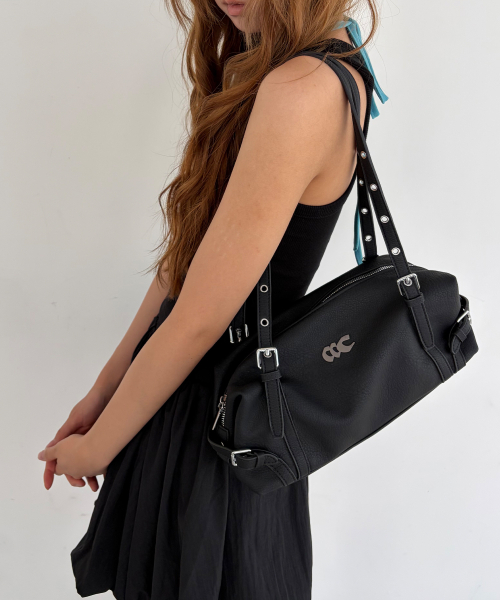 CHICKS（チックス）の「アイレットレザーバゲットバッグ ブラック（ショルダーバッグ・レディース・ブラック・ONE SIZE）」の2枚目の写真