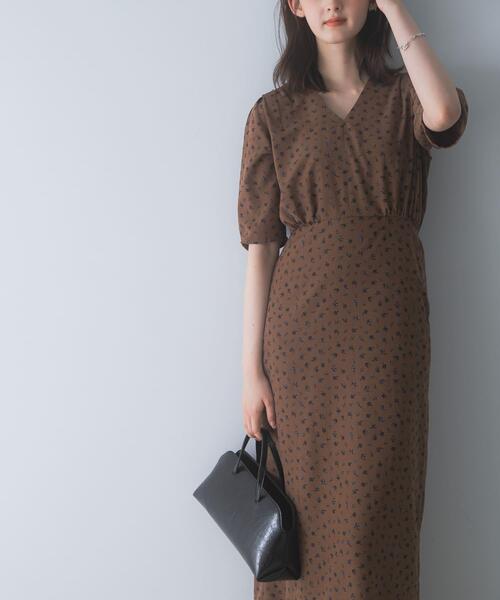 URBAN RESEARCH ROSSO WOMEN(アーバンリサーチ ロッソ)の「『WEB限定』Vネックストレートフラワープリントワンピース(ワンピース・レディース・ブラウン/ブラック・FREE)」の2枚目の写真