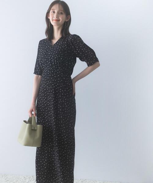 URBAN RESEARCH ROSSO WOMEN(アーバンリサーチ ロッソ)の「『WEB限定』Vネックストレートフラワープリントワンピース(ワンピース・レディース・ブラウン/ブラック・FREE)」の1枚目の写真