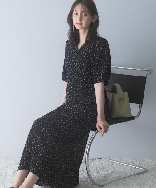 URBAN RESEARCH ROSSO WOMEN(アーバンリサーチ ロッソ)の「『WEB限定』Vネックストレートフラワープリントワンピース(ワンピース・レディース・ブラウン/ブラック・FREE)」の3枚目の写真