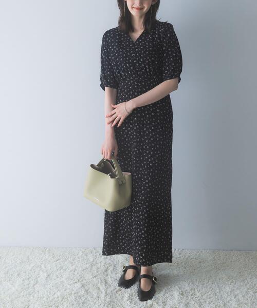 URBAN RESEARCH ROSSO WOMEN(アーバンリサーチ ロッソ)の「『WEB限定』Vネックストレートフラワープリントワンピース(ワンピース・レディース・ブラウン/ブラック・FREE)」の4枚目の写真
