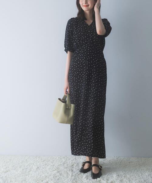 URBAN RESEARCH ROSSO WOMEN(アーバンリサーチ ロッソ)の「『WEB限定』Vネックストレートフラワープリントワンピース(ワンピース・レディース・ブラウン/ブラック・FREE)」の5枚目の写真