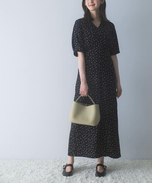 URBAN RESEARCH ROSSO WOMEN(アーバンリサーチ ロッソ)の「『WEB限定』Vネックストレートフラワープリントワンピース(ワンピース・レディース・ブラウン/ブラック・FREE)」の6枚目の写真