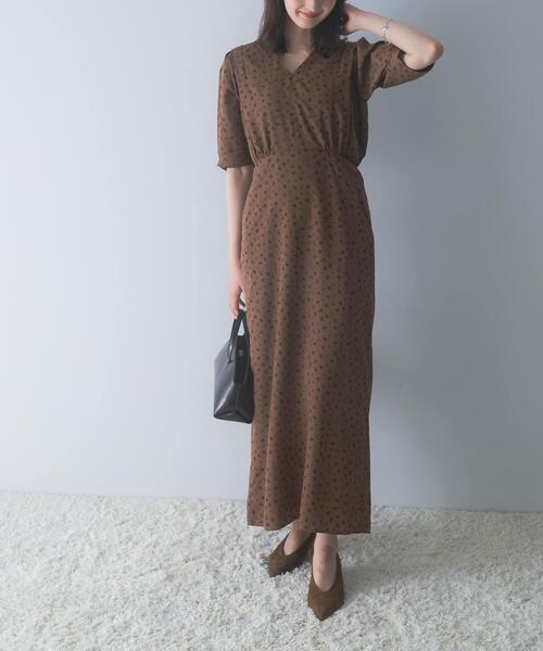 URBAN RESEARCH ROSSO WOMEN(アーバンリサーチ ロッソ)の「『WEB限定』Vネックストレートフラワープリントワンピース(ワンピース・レディース・ブラウン/ブラック・FREE)」の15枚目の写真