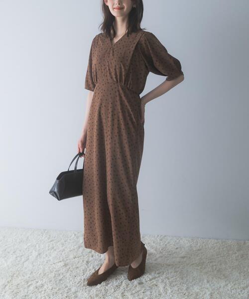 URBAN RESEARCH ROSSO WOMEN(アーバンリサーチ ロッソ)の「『WEB限定』Vネックストレートフラワープリントワンピース(ワンピース・レディース・ブラウン/ブラック・FREE)」の16枚目の写真