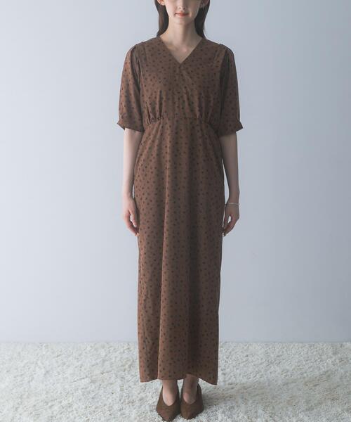 URBAN RESEARCH ROSSO WOMEN(アーバンリサーチ ロッソ)の「『WEB限定』Vネックストレートフラワープリントワンピース(ワンピース・レディース・ブラウン/ブラック・FREE)」の17枚目の写真