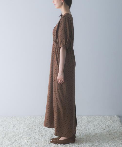 URBAN RESEARCH ROSSO WOMEN(アーバンリサーチ ロッソ)の「『WEB限定』Vネックストレートフラワープリントワンピース(ワンピース・レディース・ブラウン/ブラック・FREE)」の18枚目の写真