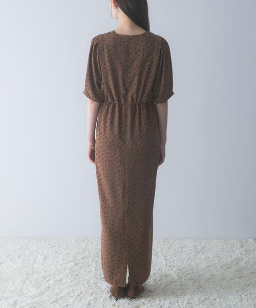 URBAN RESEARCH ROSSO WOMEN(アーバンリサーチ ロッソ)の「『WEB限定』Vネックストレートフラワープリントワンピース(ワンピース・レディース・ブラウン/ブラック・FREE)」の19枚目の写真