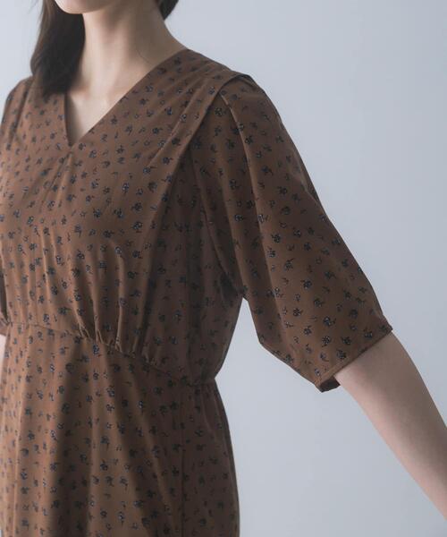 URBAN RESEARCH ROSSO WOMEN(アーバンリサーチ ロッソ)の「『WEB限定』Vネックストレートフラワープリントワンピース(ワンピース・レディース・ブラウン/ブラック・FREE)」の20枚目の写真