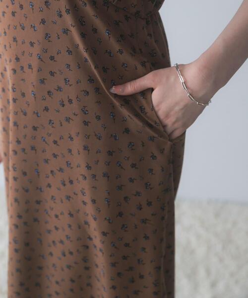URBAN RESEARCH ROSSO WOMEN(アーバンリサーチ ロッソ)の「『WEB限定』Vネックストレートフラワープリントワンピース(ワンピース・レディース・ブラウン/ブラック・FREE)」の21枚目の写真