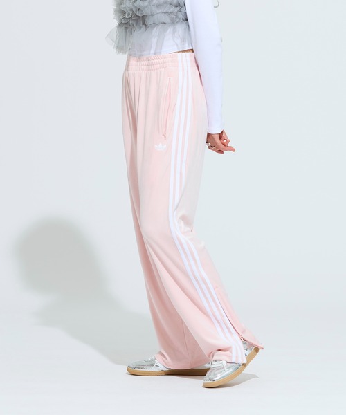 adidas(アディダス)の「FB TPベロア / ファイヤーバード トラックパンツ ベロア / ジャージ / アディダスオリジナルス adidas Originals(その他パンツ・メンズ・ピンク系その他・XX-LARGE/XX-SMALL/3XL/LARGE/MEDIUM/SMALL/X-LARGE/X-SMALL)」の2枚目の写真
