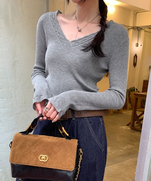 AMAJI（アマジ）の「Vネック タイトニットトップス（ニット/セーター・レディース・ホワイト/ブラック/グレー・SMALL/MEDIUM/LARGE）」の3枚目の写真